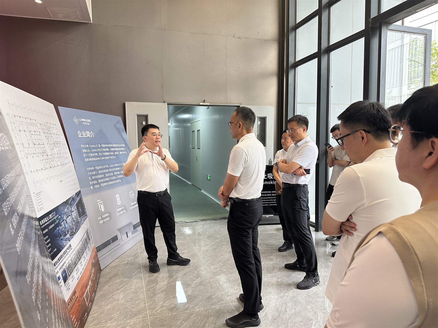 Jinjiang municipal delegation listens to LUMIRABIO Chairman Cai Jinmiao during an on-site company briefing